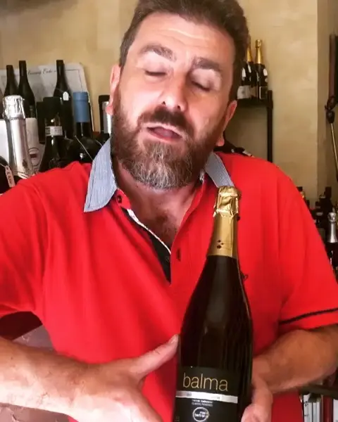 Il Professore con una bottiglia di Cava Balma