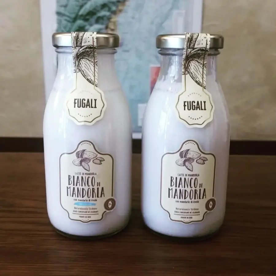 Due bottiglie di latte di mandorla di Avola