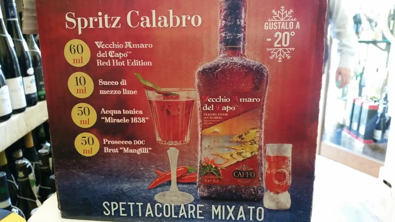 Il manifesto dello spritz calabro con il Vecchio Amaro del Capo Red Hot Edition