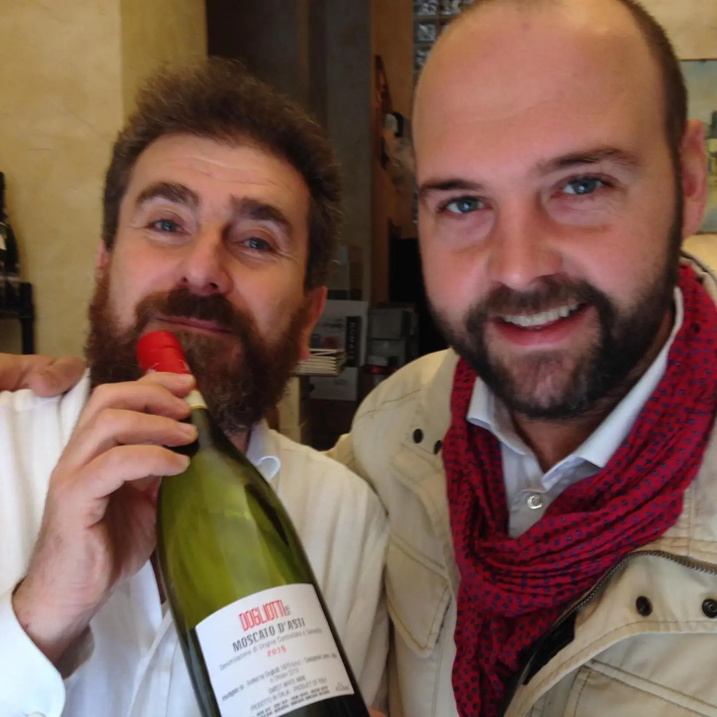 Il Professore e Ivan Dogliotti con una bottiglia di Moscato d’Asti
