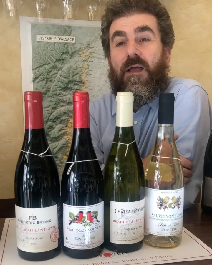 Bottiglie di Beaujolais al bancone