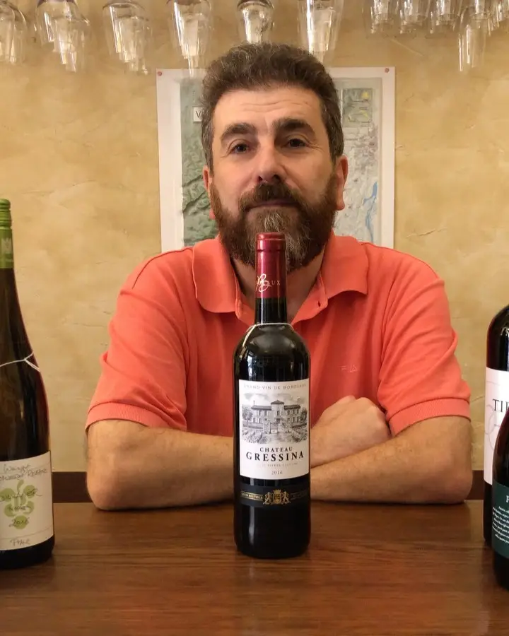 Il Professore con una bottiglia di Château Gressina