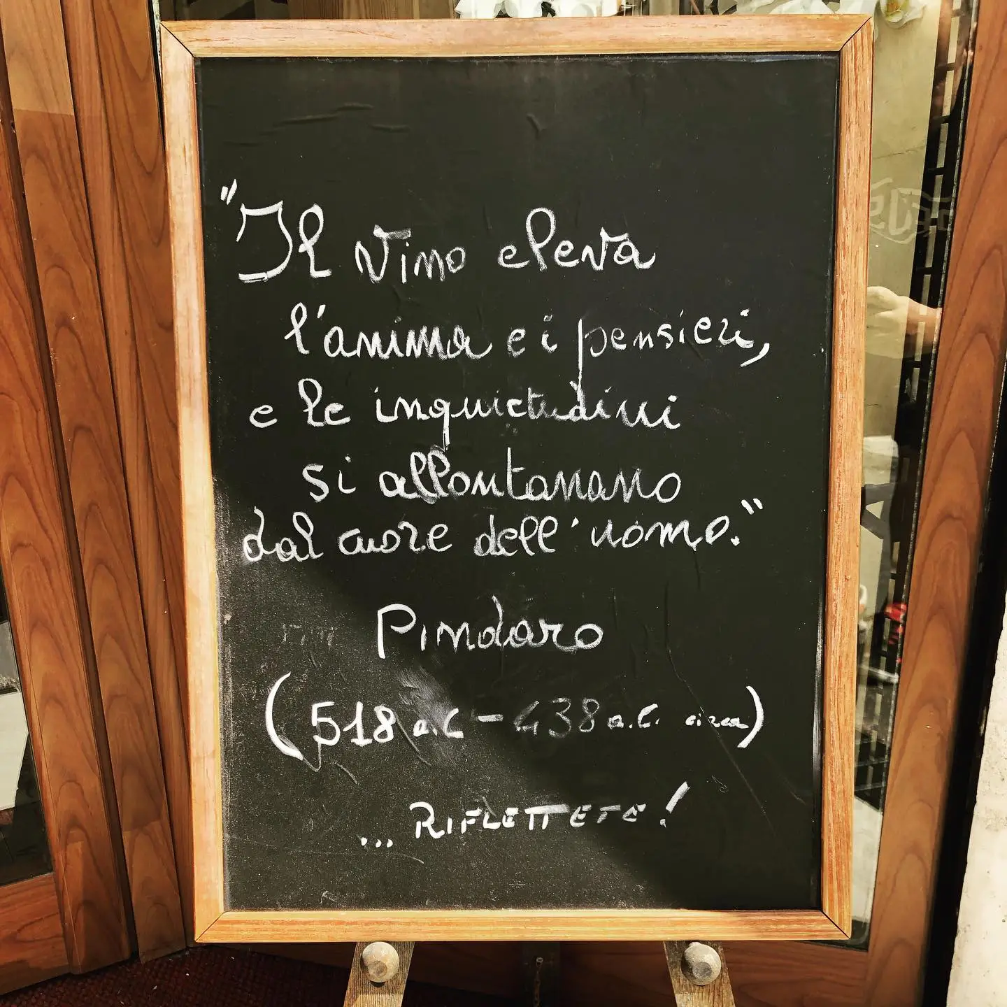Un’altra lavagna: la citazione di Pindaro sul vino che eleva l’anima