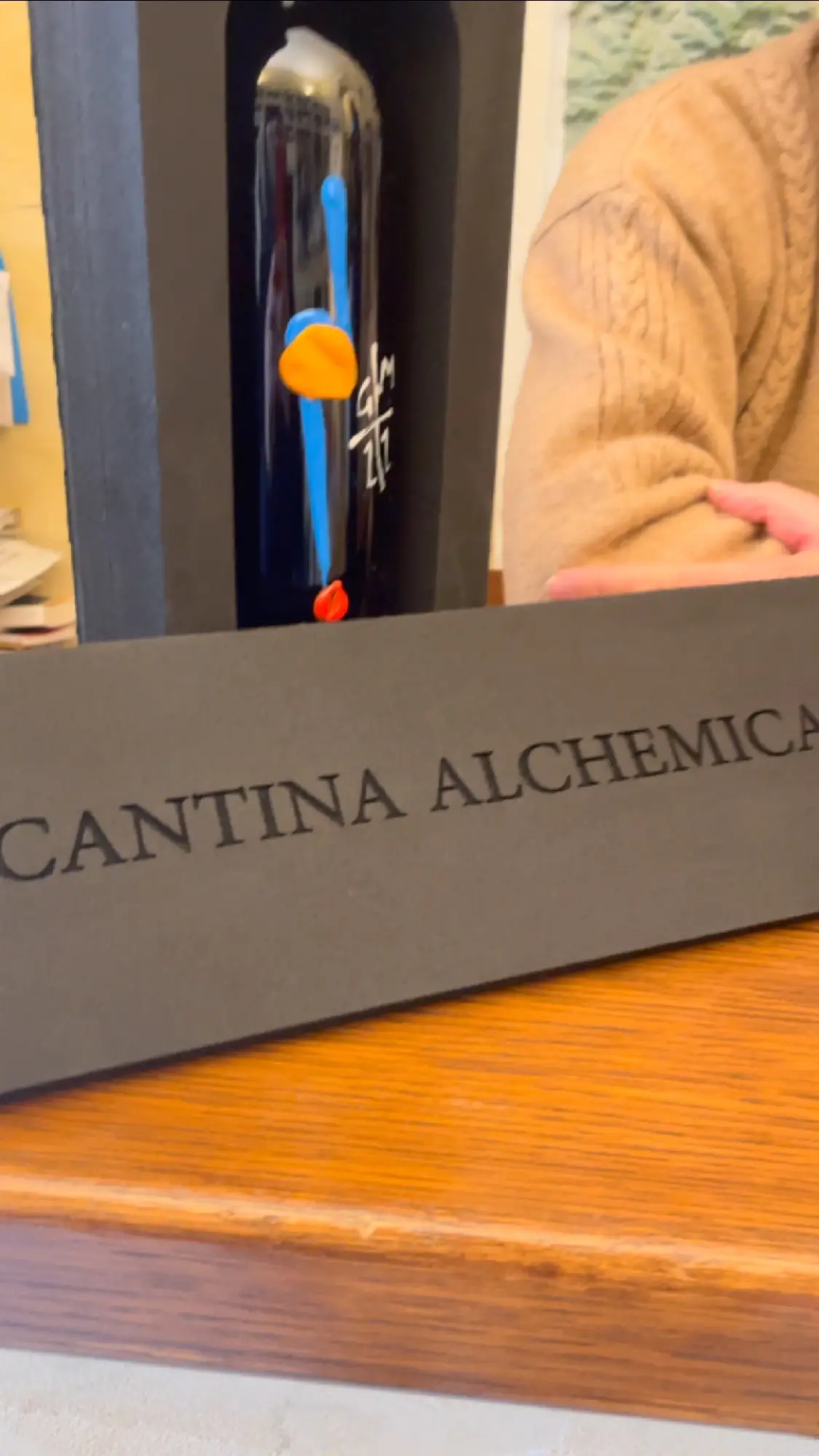 La scatola di Cantina Alchemica di Giorgio Mercandelli sul bancone