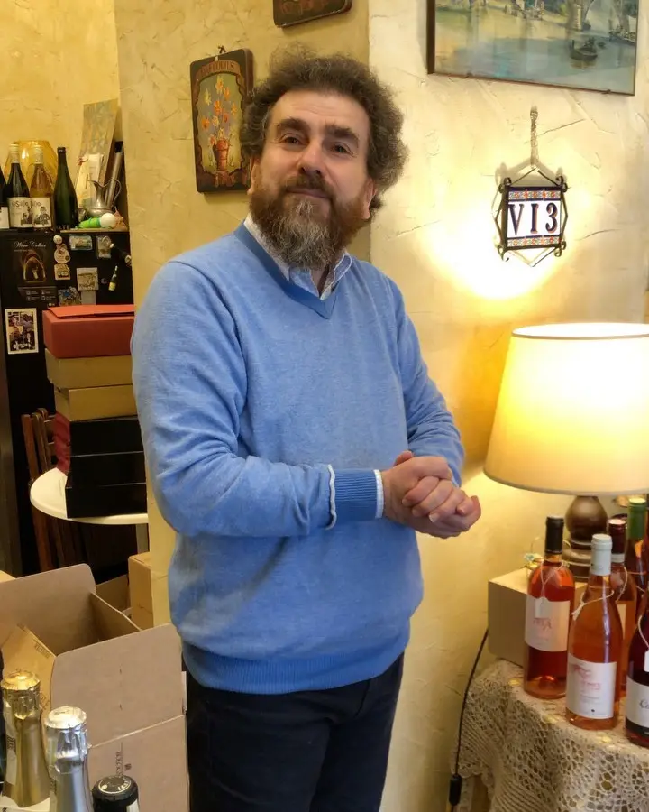 Antonio Mazzitelli, il Professore, in enoteca sotto la lanterna in ferro con la scritta VI3