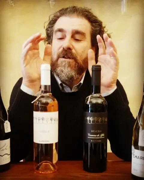 Il Professore con le bottiglie di Vini Raimondo