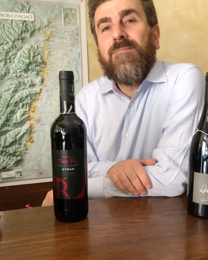 Il Professore con una bottiglia di Syrah della Camargue