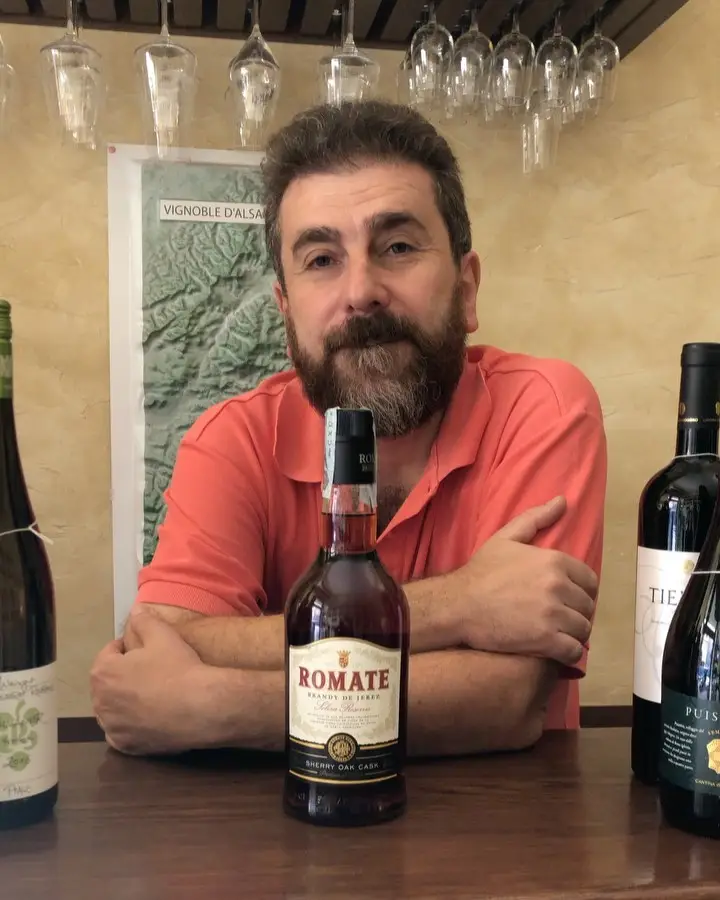 Il Professore con una bottiglia di brandy Romate