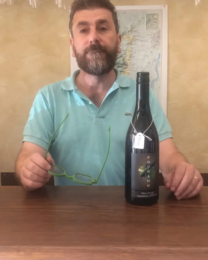 Il Professore con una bottiglia di Pinot Noir neozelandese