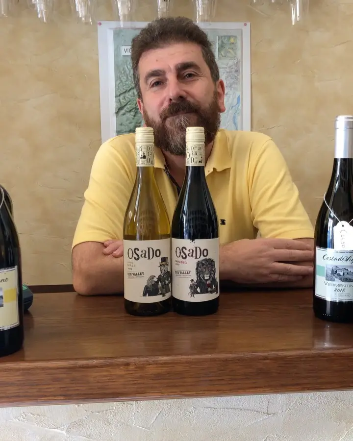Il Professore con due bottiglie di Malbec di Osado Wines