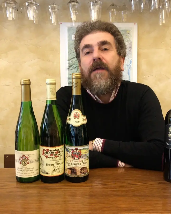 Il Professore al bancone con tre bottiglie di Riesling della Mosella
