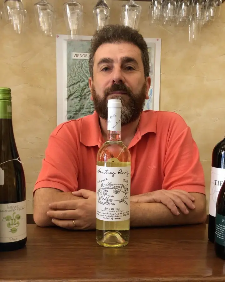 Il Professore con una bottiglia di Albariño di Santiago Ruiz