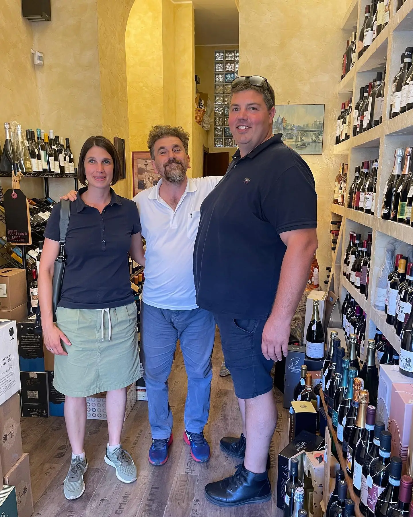 Il Professore con Stefan Bauer e la moglie tra gli scaffali dell’enoteca